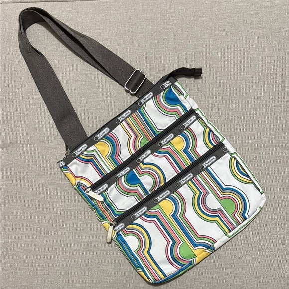 LeSportSac Crossbody Bag-Nylon Retro Print-Wide Gray Strap-3 Zip Compartments - Picture 1 of 16